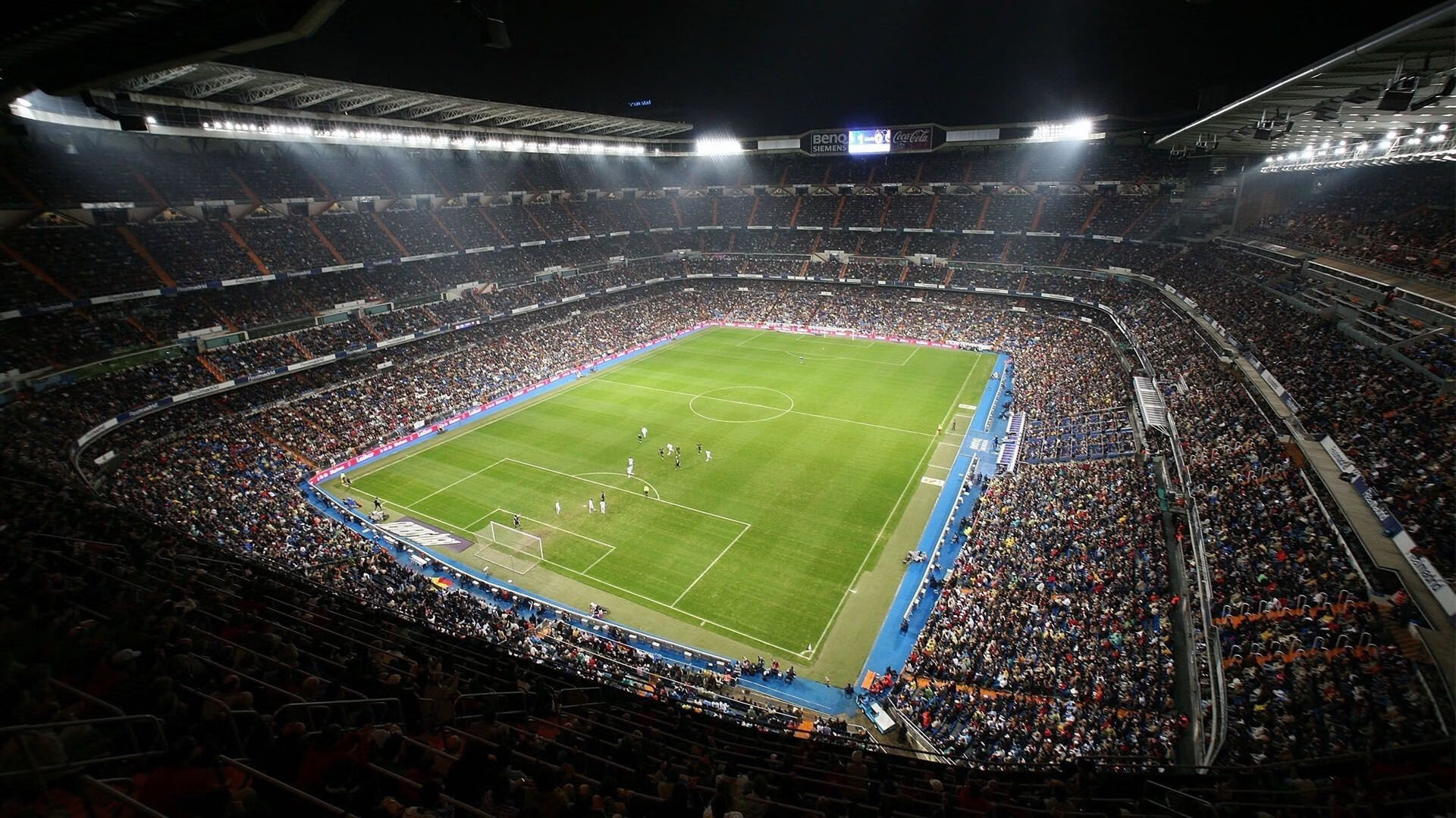 篮球比赛中,用脚踢球是违例,但用头不违例,篮球用脚踢球怎么判罚